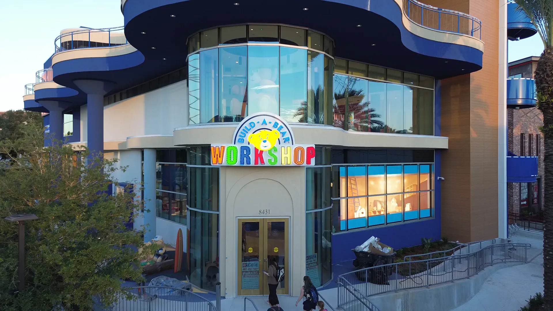 Build-A-Bear Workshop, Orlando: The entrance and the Workshop sign